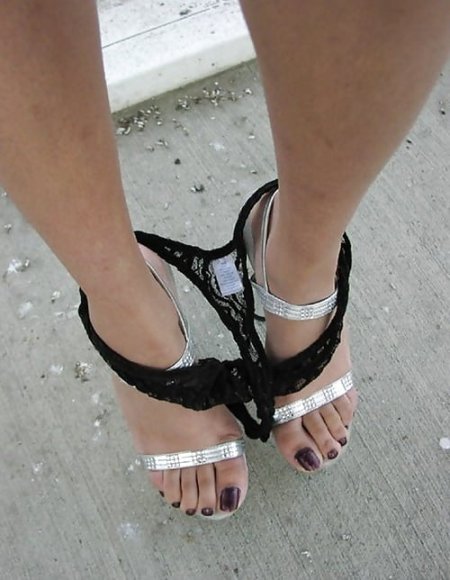 Amateur_Upskirts_Voyeur_Panties_around_her_ankles_4613787-0.jpg