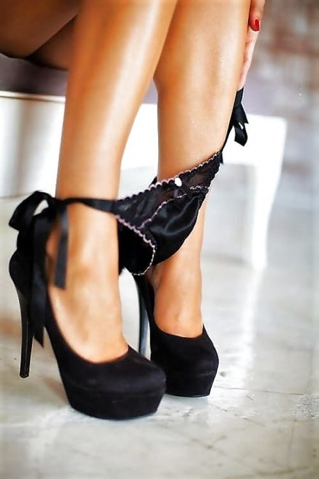 Amateur_Upskirts_Voyeur_Panties_around_her_ankles_4613787-7.jpg