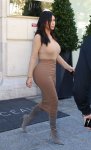 KimKardashianShoppingParis7.jpg