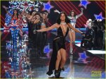 selena-gomez-performs-at-victorias-secret-fashion-show-2015-13.jpg