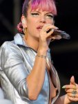 Lily-Allen-on-stage-375x500.jpg