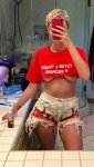 yesjulz-poses-in-her-lingerie.jpg