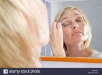 woman-applying-eye-shadow-BKRCGP.jpg