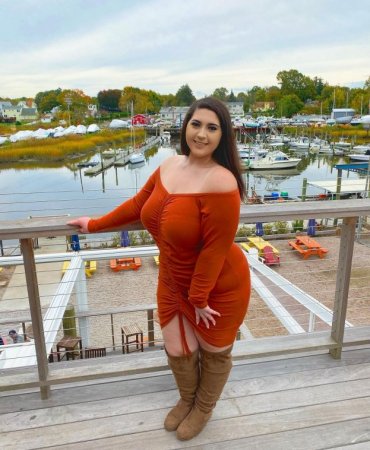 curvybrunette1.jpg