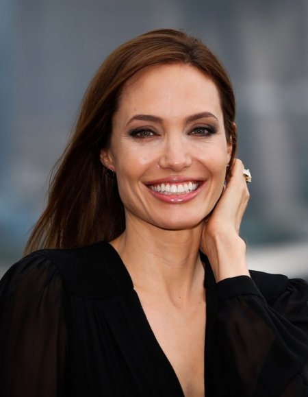 Angelina-Jolie-et-son-fils-Knox-Leon-complices-dans-les-rues-de-Los-Angeles.jpg