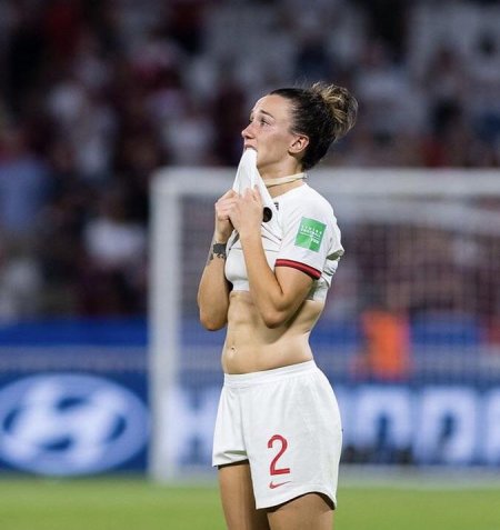 e451472mhsp51 lucy bronze.jpg