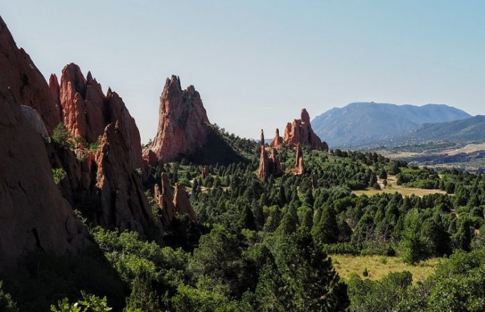 Garden_of_the_Gods_central_gardens_from_the_north.jpg