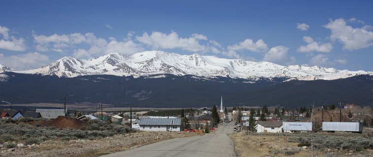 Mount_Massive_and_Leadville_from_6th_Street.jpg