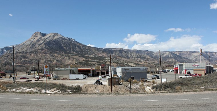 1600px-Parachute,_Colorado.JPG